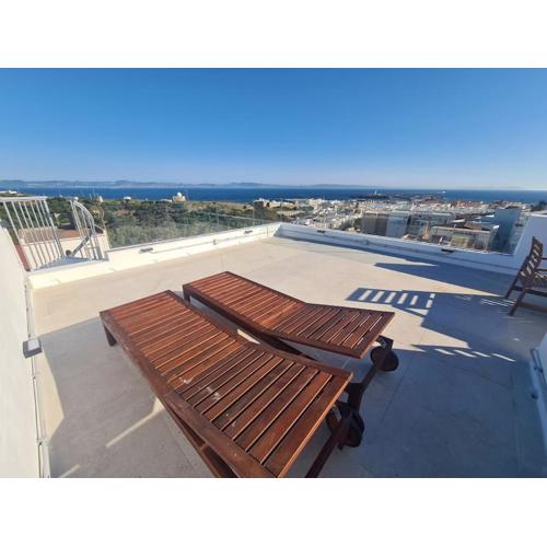 Cheerful 5-bedroom home with unique rooftop views