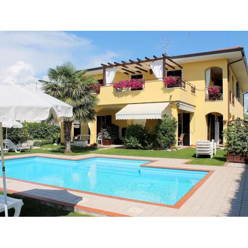Cheerful Stay Close to Bardolino