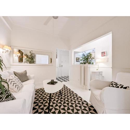 Chessboard styled 2BD apt next to Acropolis&Metro