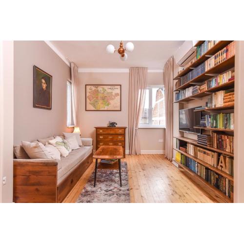 Chez Marie - Cozy One-Bedroom with Balcony by Flat Mаnager