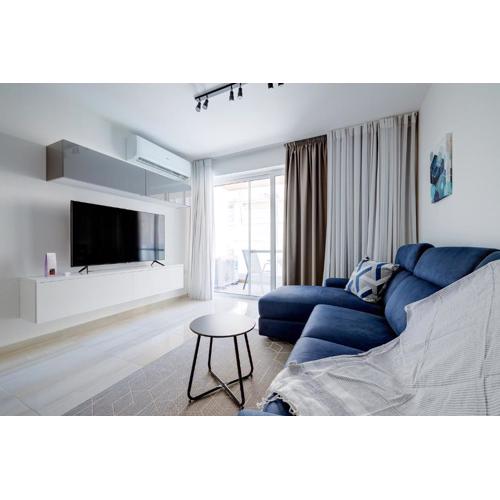 Chic 2BR Apartment, Ideal Location