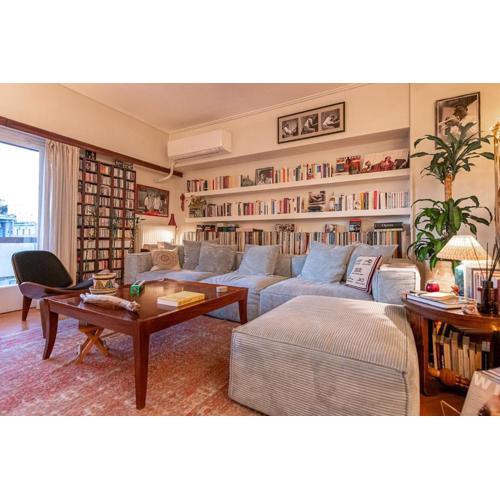 Chic 2BR Bright Penthouse with Open Wood Staircase