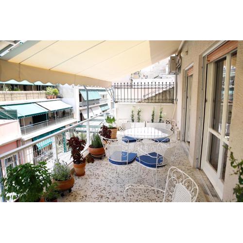 Chic 4th Floor Apt, Large Balcony, cinema view