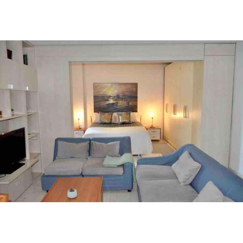 Chic City Retreat - Stylish Apartment in Bllok, Tirana