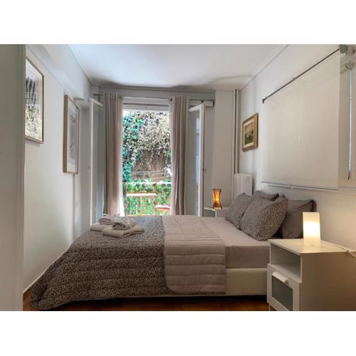 Chic Urban Living: Apartment in Acropolis-Koukaki