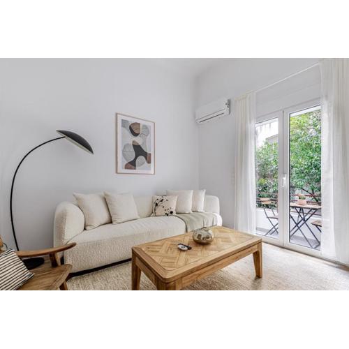 Chleo - Glamorous 2 BR Apt & Balcony in Athens