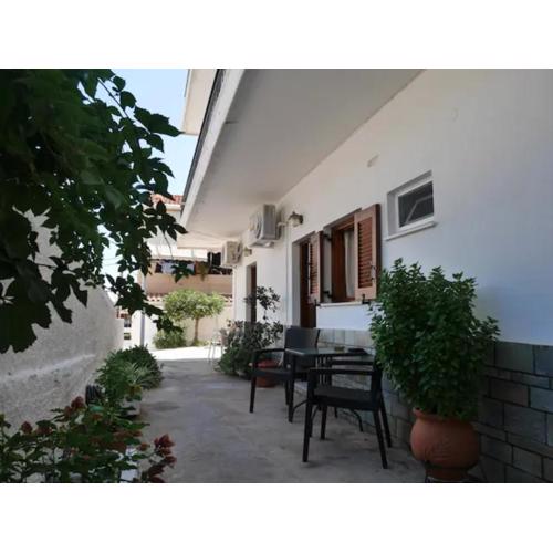 Chrysoula’s Convenient Triple Room with Yard
