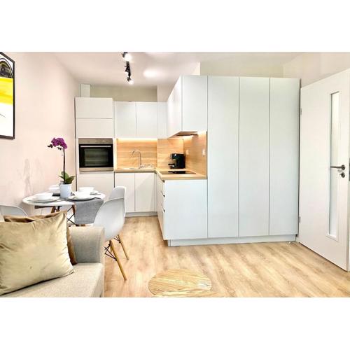 City Centre Bright & Cozy Apartment for 4 persons