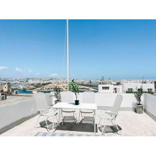 City Penthouse with roof terrace and sea views
