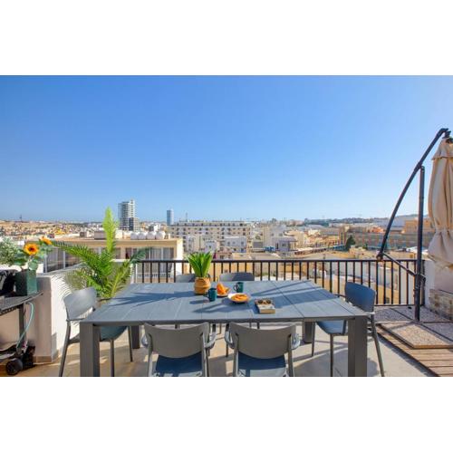 City Skyline Penthouse with Large Terrace & Views