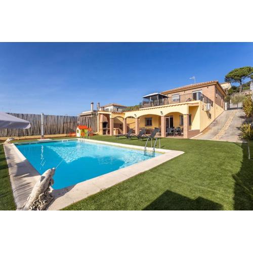 CL15 Modern and spacious villa