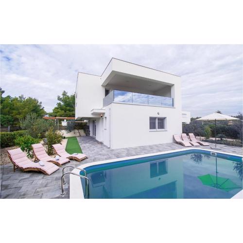 Cld688, Villa Vlahov I