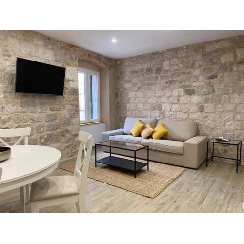 Cloe Apartment