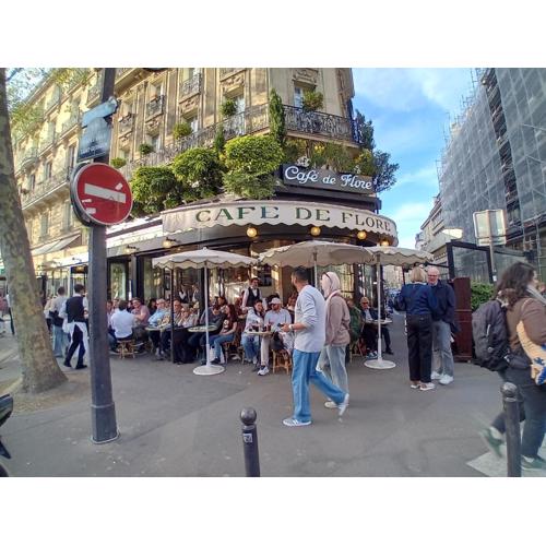 Close to lose to Eiffel tour and Louvre meusm,gorgeous place