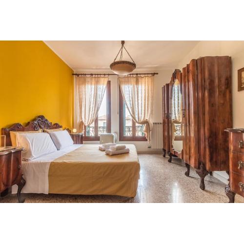 Colombina House close to the Train Station