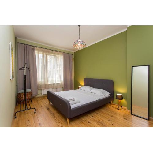 Colorful 2BDR Apartment in the City Center
