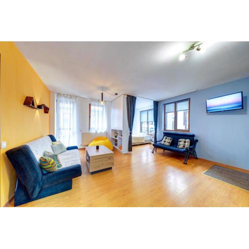 Colorful Retreat - 1BD next to the slopes by Flat Manager
