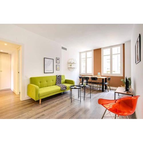 Colorful With Cozy Terrace In Gracia