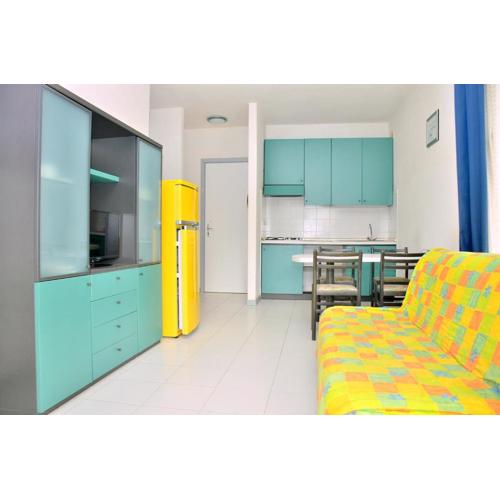 Colourful seaside flat with pool on the rooftop