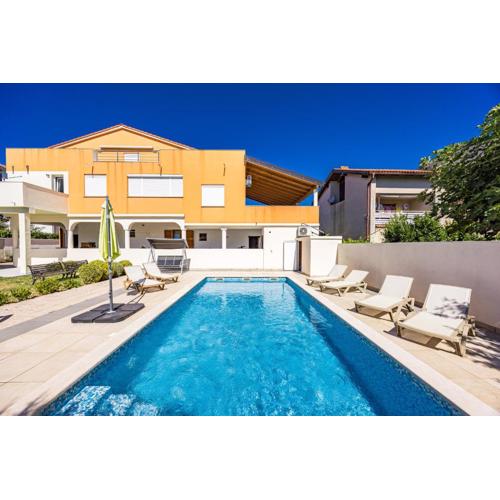 Comfort apartments with pool in Medulin