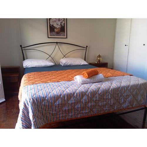 Comfort bed in a room 5\