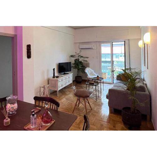Comfortable 2-bedroom apartment near city center 100m from metro