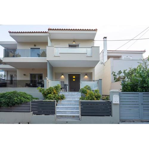 Comfortable 3-Bedroom Maisonette Near the Sea