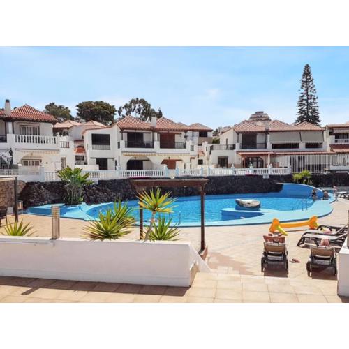Comfortable Apartment in Arona, 50 m², Shared Pool