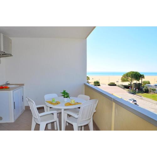 Comfortable apartment overlooking the sea