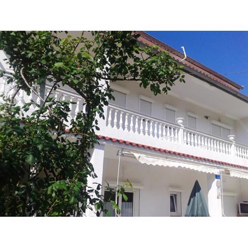 Comfortable apartment with garden in Palit, 100 m², for 6 guests.