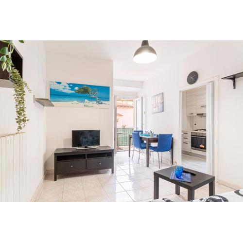 Comfy Apartment with Balcony near the Sea!