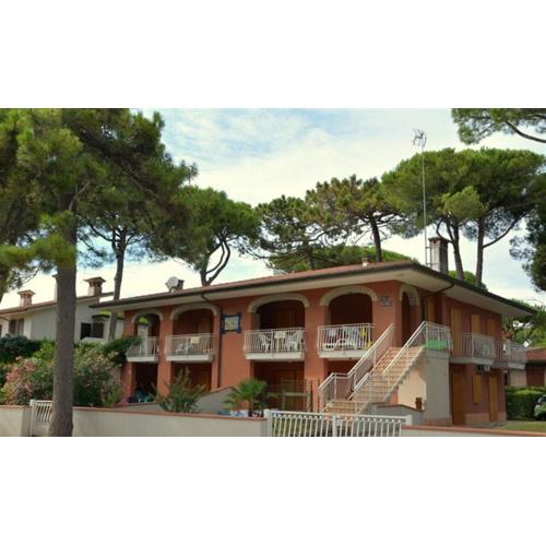 Comfy apartment with patio and private fenced and furnished garden