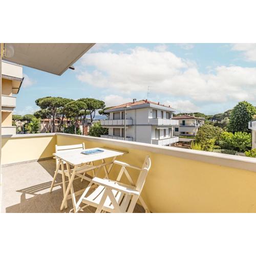 Comfy Apartment With private parking near the Beach!