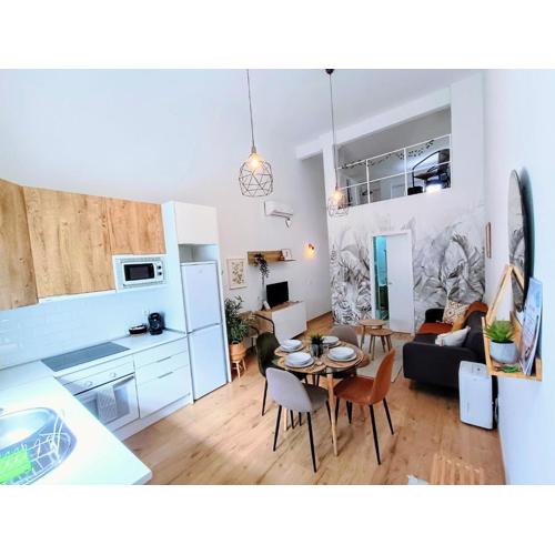Comfy loft, 6 metro stops from downtown, AC & WiFi