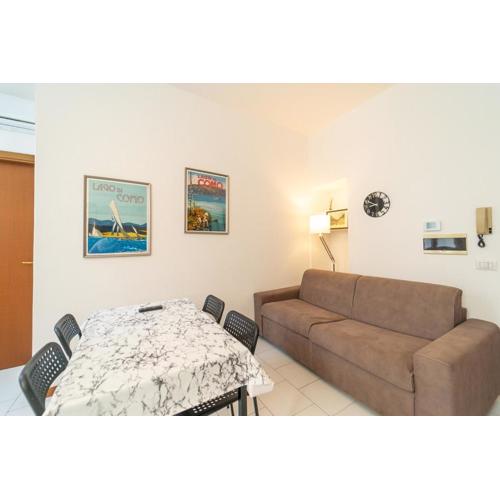 Como city Flat with AC and WIFI