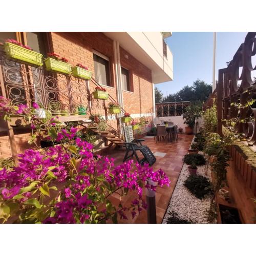 Confortevole stanza privata in grazioso appartamento con giardino