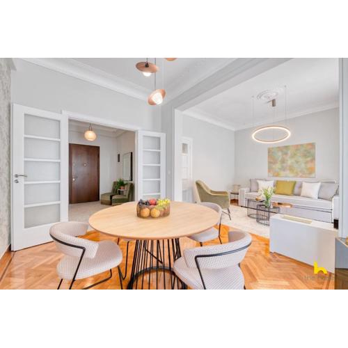 Contemporary 2-BDR APT near Kalimarmaro & Alsos Park!