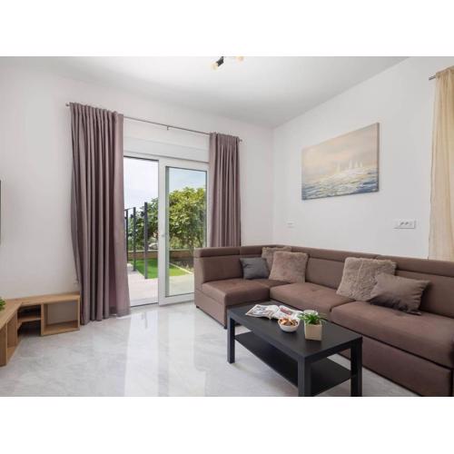 Contemporary Apartment with Terrace and Spacious Garden - Two Bedroom Apartment with Terrace