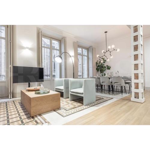 Contemporary loft in the historic city center by REMS