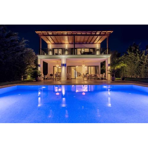 Contemporary Luxury Villa in Yalıkavak Center