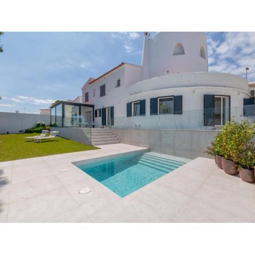 Contemporary villa in L\