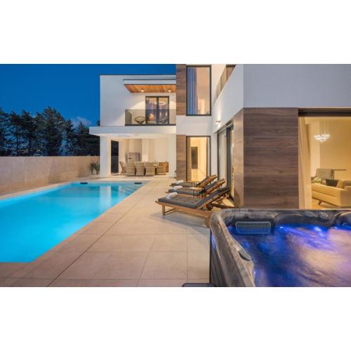 Contemporary Villa Luxor