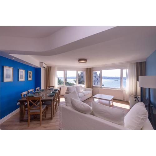 Contemporary Waterfront Apt with a Stunning View