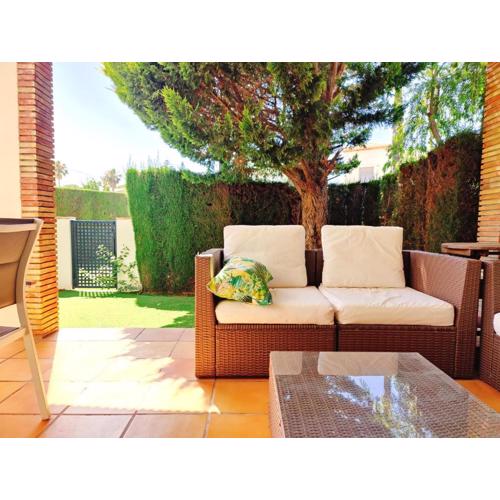 Coqueto adosado planta baja con pequeño jardín privado y salida a piscina