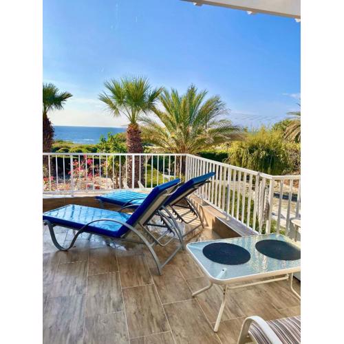 Coral Bay Modern Renovated apartment by the Sea