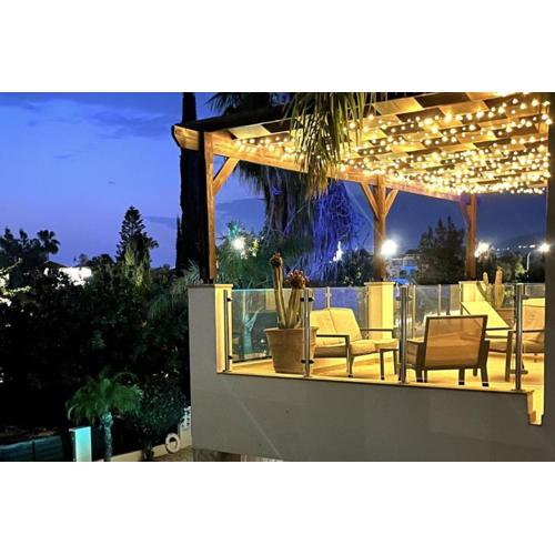 Coral Bay Villa - Sleeps 6 - Pool - Parking