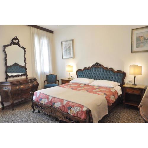Corte Formenta Apartment - Canal view 5 minutes from Biennale