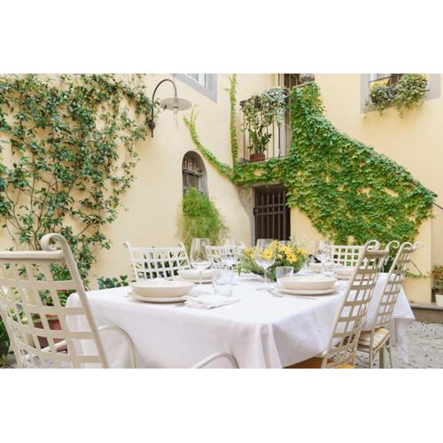 Corte Paolina - charming courtyard inside Lucca