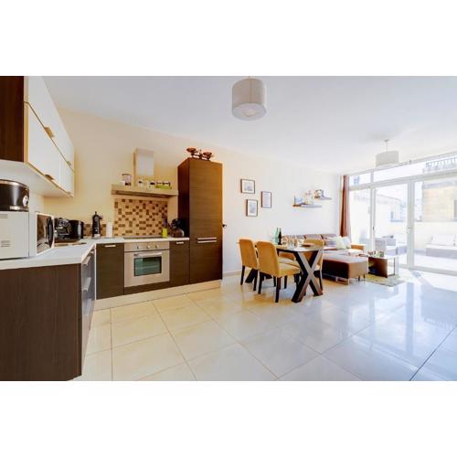 Cosy 1BR Penthouse close to the Promenade