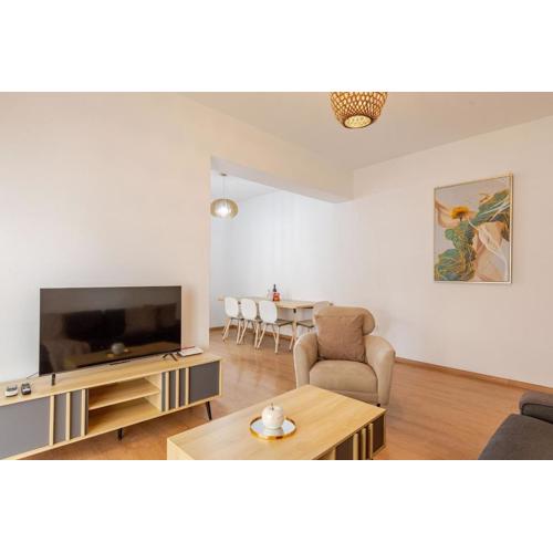 Cosy 2-Bedroom Apartment, 10 Minutes from the Beach